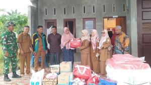 Dinas-Sosial-Kabupaten-Aceh-Singkil-serahkan-bantuan-masa-panik-kepada-korban-puting-beliung.jpg