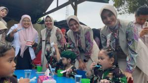 Dini-Imran-bersama-Tim-dokter-RS-Arun-menyaksikan-demonstrasi-menyikat-Gigi-anak.jpg