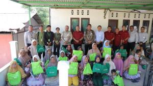 Direktur-Utama-Bank-Aceh-Fadhil-Ilyas-bersama-Pimdiv-UMKM-Ziaurrahman-dan-Pinca-KCU.jpg