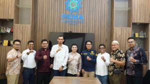 Dirut-PT-PEMA-Mawardi-Nur-melakukan-foto-bersama-dengan-KIA-usai-berdiskusi.jpg