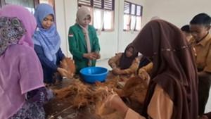 Dosen-FKIP-Kenalkan-Pelajar-SMPN-Lhokseumawe-Inovasi-Sabut-Kelapa.jpg