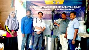 Dosen-Politeknik-Negeri-Lhokseumawe-menyerahkan-mesin-aplikasi.jpg
