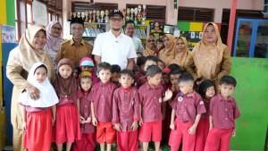 Dr-Musriadi-foto-bersama-dengan-guru-dan-murid-PAUD.jpg