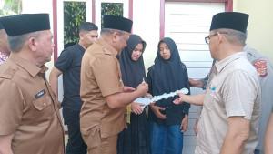 Dua-kakak-beradik-anak-yatim-menerima-kunci-duplikat-rumah-bantuan.jpg