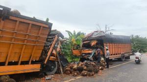 Dua-truk-saling-tabrakan-di-jalan-Medan-Banda-Aceh-Gampong-Seuneubok-Pidie.jpg
