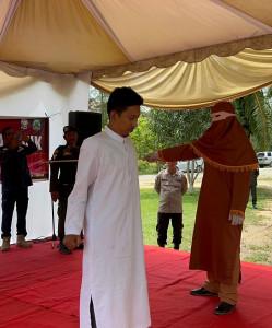 Eksekutor-hukuman-cambuk-mengayunkan-rotan-ke-punggung-pelanggar-syariat-islam-di-Aceh-Timur.jpg