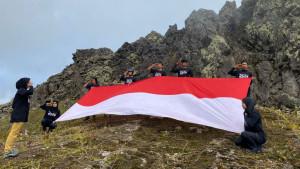 Ekspedisi-Pidie-Adventure-berhasil-mengibarkan-bendera-Merah-Putih-di-Gunung-Berapi-Geumpang.jpg