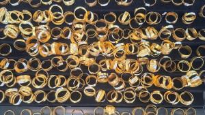 Emas-bentuk-cincin-dalam-rak-toko-emas-Tiara-Idi-Rayeuk-Jl-Iskandar-Muda-Aceh-Timur.jpg
