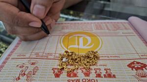 Emas-perhiasan-bentuk-kalung-dan-surat-pembelian-di-toko-emas-Tiara-Idi-Rayeuk.jpg