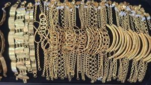 Emas-perhiasan-berbentuk-gelang-ditoko-emas-Tiara-Idi-Rayeuk-Aceh-Timur.jpg