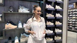 Enzy-Storia-saat-menghadiri-pembukaan-toko-Skechers-terbesar-Indonesia-di-Mal-Senayan-City.jpg