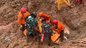Evakuasi-korban-meninggal-longsor-di-Desa-Cibeunying-Kabupaten-Cilacap-Jawa-Tengah.jpg