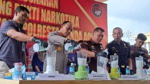 Fahmi-Irwan-Musnahkan-Sabu-pakai-Blender.jpg