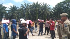 Foto-Massa-Demo-Perusahaan-Kelapa-Sawit-PT-Socfindo-di-Aceh-Singkil-_.jpg