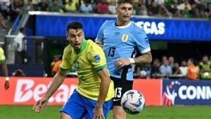 Gabriel-Martinelli-berebut-bola-dengan-Guilermo-Varela-saat-Uruguay-vs-Brasil-di-Copa-America-2024.jpg