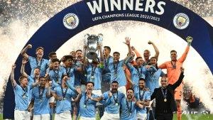 Gelandang-Manchester-City-Ilkay-Gundogan-mengangkat-trofi-Liga-Champions.jpg