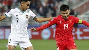 Gelandang-timnas-Indonesia-Marselino-Ferdinan-tengah-berebut-bola-dengan-pemain-Vietnam.jpg