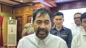 Gubernur-Aceh-Mualem-memeberikan-keterangan-kepada-wartawan.jpg