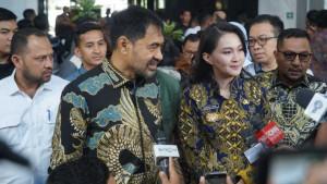 Gubernur-Aceh-Muzakir-Manaf-Mualem-bersama-Gubernut-Malut-Sherly-Tjoanda-Laos.jpg