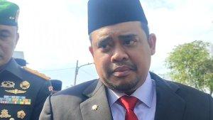 Gubernur-Sumut-Bobby-Nasution-saat-diwawancarai-wartawan-di-Taman-Makam-Pahlawan-Bukit-Barisan.jpg