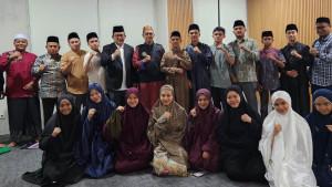 H-Azhari-bersama-peserta-asal-Aceh-pada-STQHN.jpg