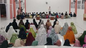 HRB-tausiah-usai-menjadi-imam-pada-shalat-Subuh.jpg