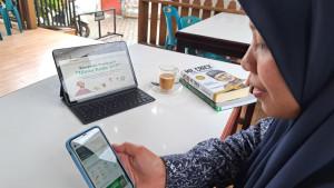 Hanifah-saat-mengecek-portofolio-tabungan-emas-digitalnya.jpg