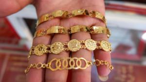 Harga-emas-di-Aceh-Tamiang-mencapai-rekor-tertinggi-mencapai-Rp-6850000-per-mayam.jpg