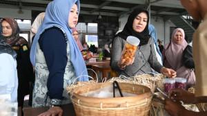 Hj-Rita-Mayasari-tinjau-hasil-UMKM-kreatif-pangan-lokal-janeng.jpg