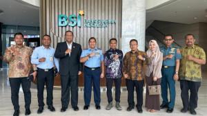 IKAL-Lemhanas-Aceh-foto-bersama-di-Landmark-BSI-Aceh.jpg