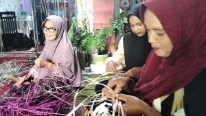 IRT-dilatih-membuat-tikar-dari-mendong-ngom.jpg
