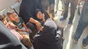 Ibu-korban-tabrakan-Zuraida-didampingi-keluarga-lainnya-di-Puskesmas-Peudada-Bireuen.jpg