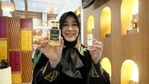 Illiza-Saaduddin-Djamal-menunjukkan-parfum-Aceh-di-Jakarta.jpg