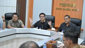 Irwansyah-dan-para-anggota-saat-menyampaikan-aspirasi-warga-kepada-PLN-UP3-Banda-Aceh.jpg