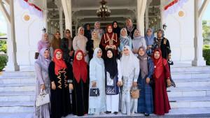 Istri-Gubernur-Aceh-Kak-Na-foto-bersama-dengan-seluruh-istri-mantan-panglima-wilayah-GAM.jpg