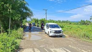 Jalan-Lintas-Lokop-Peureulak-Bertabur-Lubang-Kerusakan-Semakin-Parah.jpg