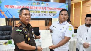 Jemmy-Novian-Tirayudi-menyerahkan-sertifikat-tanah-wakaf-kepada-nadzir-di-Jantho.jpg