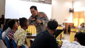 Joko-Heri-Purwono-memberikan-nasihat-saat-deklarasi-pembubaran-geng-motor.jpg