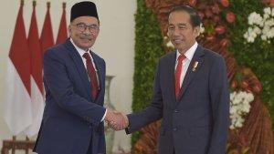 Jokowi-menyambut-kedatangan-Perdana-Menteri-PM-Malaysia-Anwar-Ibrahim-di-Istana-Bogor.jpg