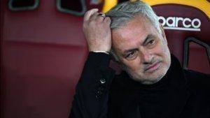 Jose-Mourinho-Dipecat-AS-Roma.jpg