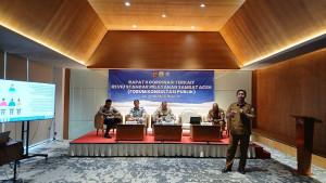 Kabid-Pendapatan-BPKA-memberikan-paparan-materi-pada-reviu-standar-pelayanan-Samsat-Aceh.jpg