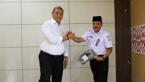 Kadis-Perhubungan-Aceh-Tamiang-Syuibun-Anwar-menerima-surat-tugas-sebagai-Plt-Sekda.jpg