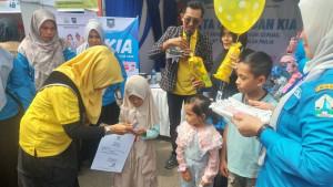 Kadisdukcapil-Bireuen-menyerahkan-KIA-dan-Akta-kelahiran-kepada-anak-di-stand-pameran-UMKM.jpg