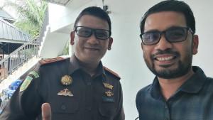 Kajari-Bireuen-H-Munawal-Hadi-SH-MH-bersama-wartawan-Serambi-Indonesia-Masrizal.jpg