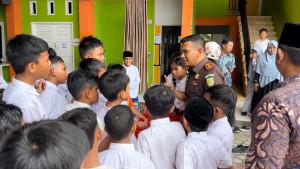 Kajari-Bireuen-meninjau-menu-makan-siang-gratis.jpg
