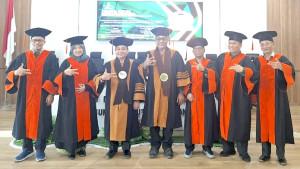 Kamaruddin-Hasan-Sekretaris-Jurusan-Ilmu-Politik-dan-Ilmu-Komunikasi-FISIP-Unimal-foto-bersama.jpg
