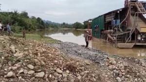 Kapal-penambang-emas-di-Gampong-Gleng-Aceh-Barat.jpg