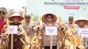 Kapolda-Aceh-Irjen-Pol-Marzuki-Ali-Basyah-melakukan-panen-raya-jagung-kuartal-III.jpg