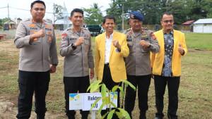 Kapolda-Aceh-dan-Rektor-UTU_tanam-pohon.jpg