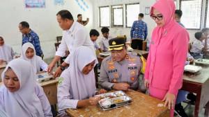Kapolres-Aceh-Abdya-berbincang-dengan-siswa-pada-momen-peluncuran-MBG.jpg